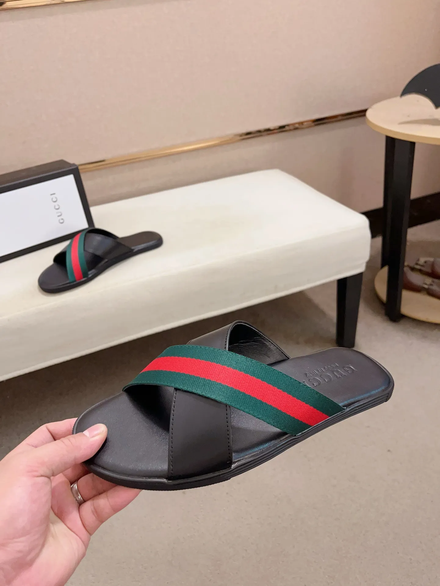 Men's shoes 💰: 240💰 [gucci Gucci slippers] High-end men's shoes brand official website 1:1 latest masterpiece: original mold customization, the fabric is made of imported original materials, upgraded outsole, lighter and non-slip. The market's top quality, simple yet tasteful, a must-have for fashionistas, fashionable at your feet, full of confidence, the same style at the counter 👍The season of summer slippers is here. Code: 38-45